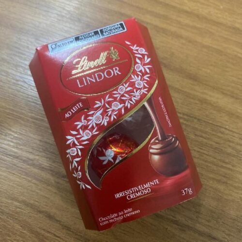 Bombom ao leite Lindor